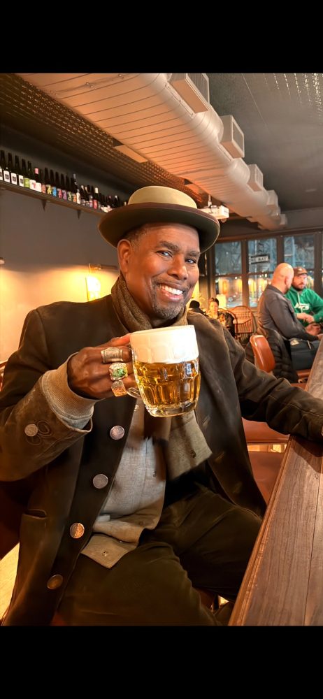 Garrett Oliver, da Brooklyn Brewery, vem a Curitiba para evento sobre cerveja e gastronomia O mestre-cervejeiro da Brooklyn Brewery, de Nova York, participa na terça-feira, 27 de outubro, do evento THIS IS BROOKLYN!, na Cervejaria Maniacs, no Cabral. Autor de livros como “A Mesa do Mestre-Cervejeiro” e “O Guia Oxford da Cerveja”, Oliver foi o primeiro cervejeiro a receber o James Beard Award, considerado o “Oscar da Culinária” dos Estados Unidos.