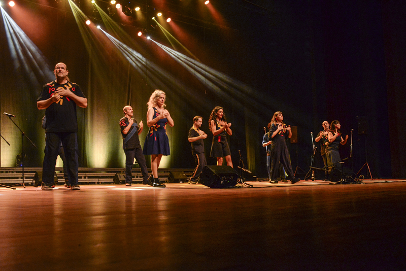 Barbatuques ocupa a CAIXA Cultural Curitiba de 15 a 18 de outubro com shows e oficinas O grupo Barbatuques, dedicado à pesquisa e à criação de música corporal, realiza a Ocupação Barbatuques na CAIXA Cultural Curitiba entre 15 e 18 de outubro de 2026. A programação inclui shows, em comemoração aos 25 anos do grupo e aos 10 anos do Tum Pá, e oficinas de vivência, uma delas voltada para crianças.