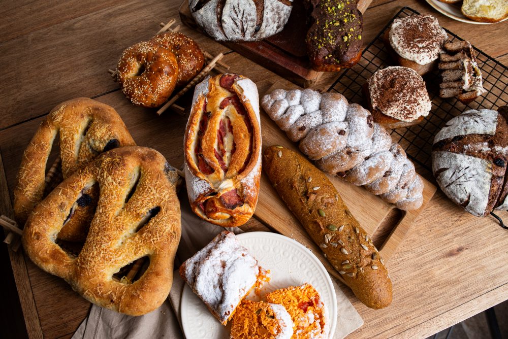 De 20 a 30 de outubro, Curitiba recebe a primeira edição do Festival CuritiPão, realizado pelo Curitidoce. Durante o período, 15 padarias da cidade apresentarão produtos desenvolvidos especialmente para o evento, entre receitas doces, salgadas, agridoces, recheadas e de fermentação natural. As criações estarão disponíveis diretamente nos estabelecimentos participantes e somente durante o período do festival.