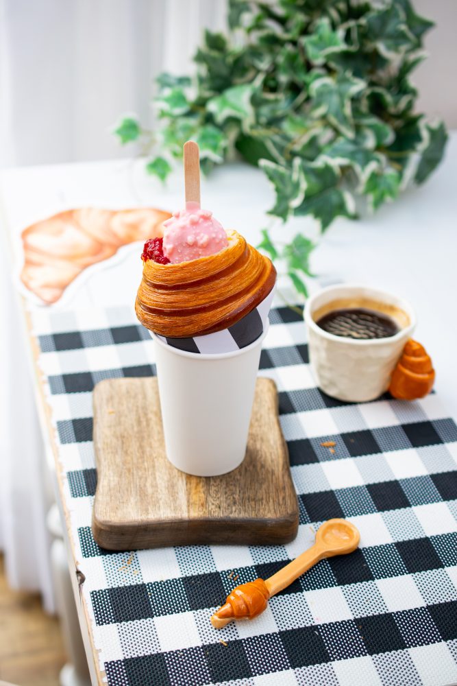 Croissant com picolé? Délices de Sucre lança o Crois Pop Croissant quentinho, creme, gelato e uma casquinha crocante de chocolate. A combinação pouco convencional é a nova aposta da Délices de Sucre, que acaba de lançar o Crois Pop, criação que parte do tradicional croissant artesanal da casa para transformá-lo em uma sobremesa que mistura diferentes temperaturas, sabores e texturas.