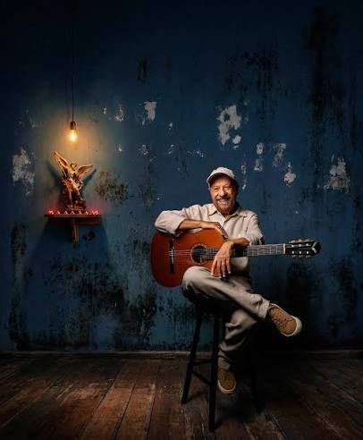 O cantor e compositor mineiro João Bosco celebra 80 anos com uma apresentação especial no Teatro Guaíra, na próxima sexta-feira (16 de outubro). No palco, ele não festeja apenas um novo ciclo de vida. O artista comemora mais de cinco décadas de uma trajetória que expandiu os limites da canção brasileira e produziu um repertório arrojado, surpreendente e absolutamente contemporâneo. O show em Curitiba é parte da turnê “João Bosco 80 anos”, concebida como afirmação de um legado.